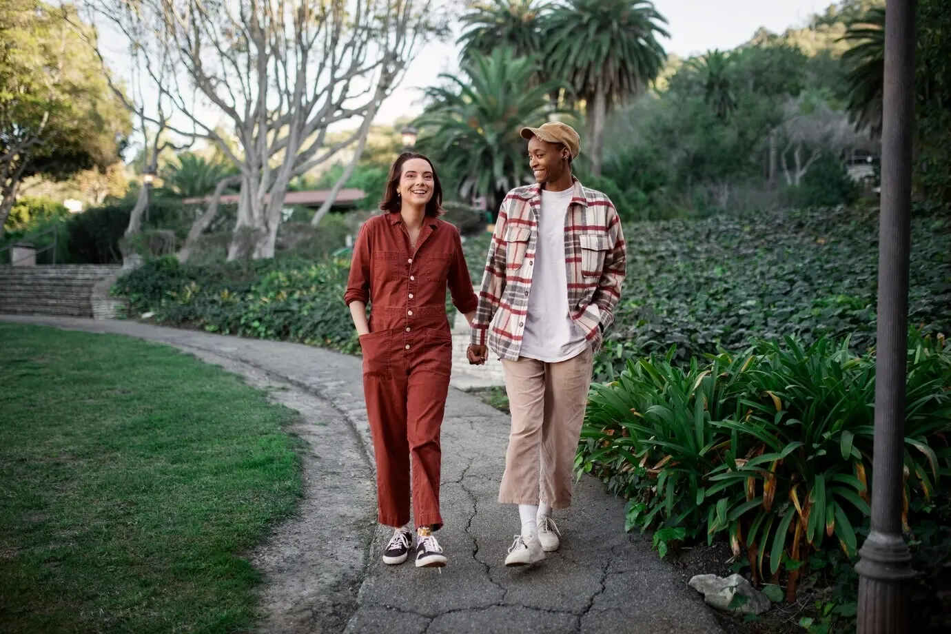 Trans-Paar beim Spaziergang im Park.