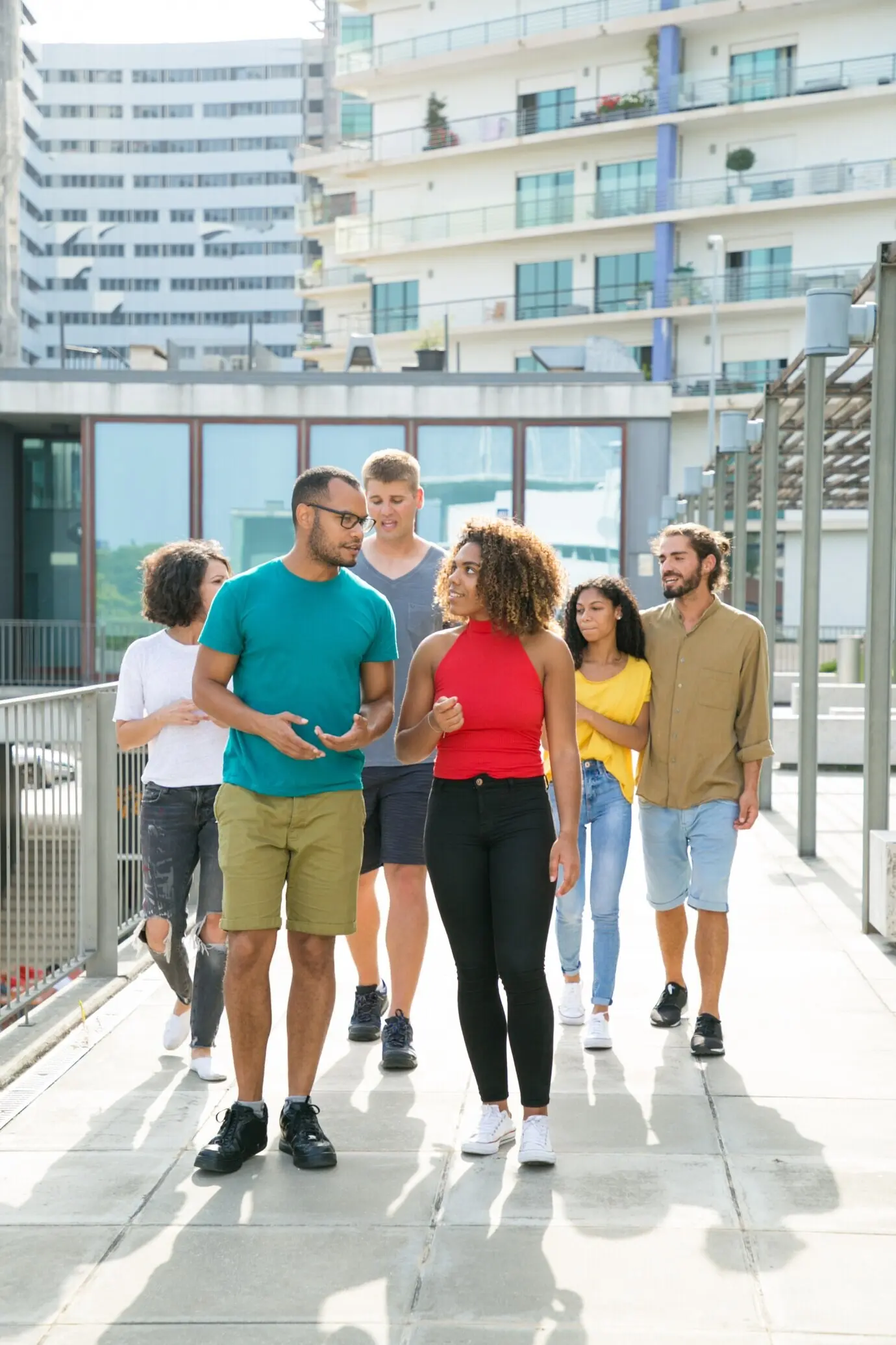 Multiethnische Gruppe von Freunden beim Gehen